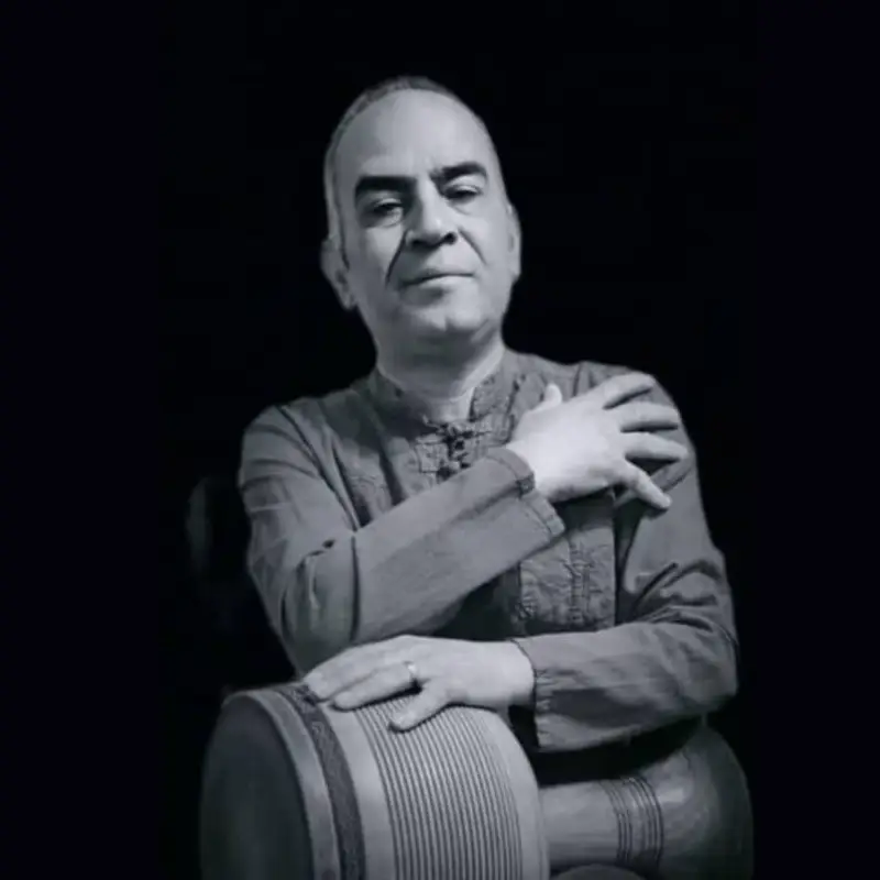 پرتره مهدی سادات، مدرس و نوازنده تمبک و دف با سابقه بیش از ۳۰ سال فعالیت در آموزش و اجرای موسیقی ایرانی